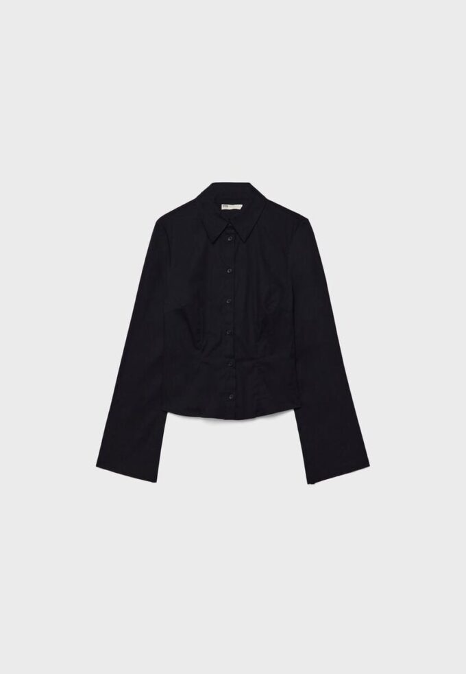 Tettsittende skjorte med vidde i ermene