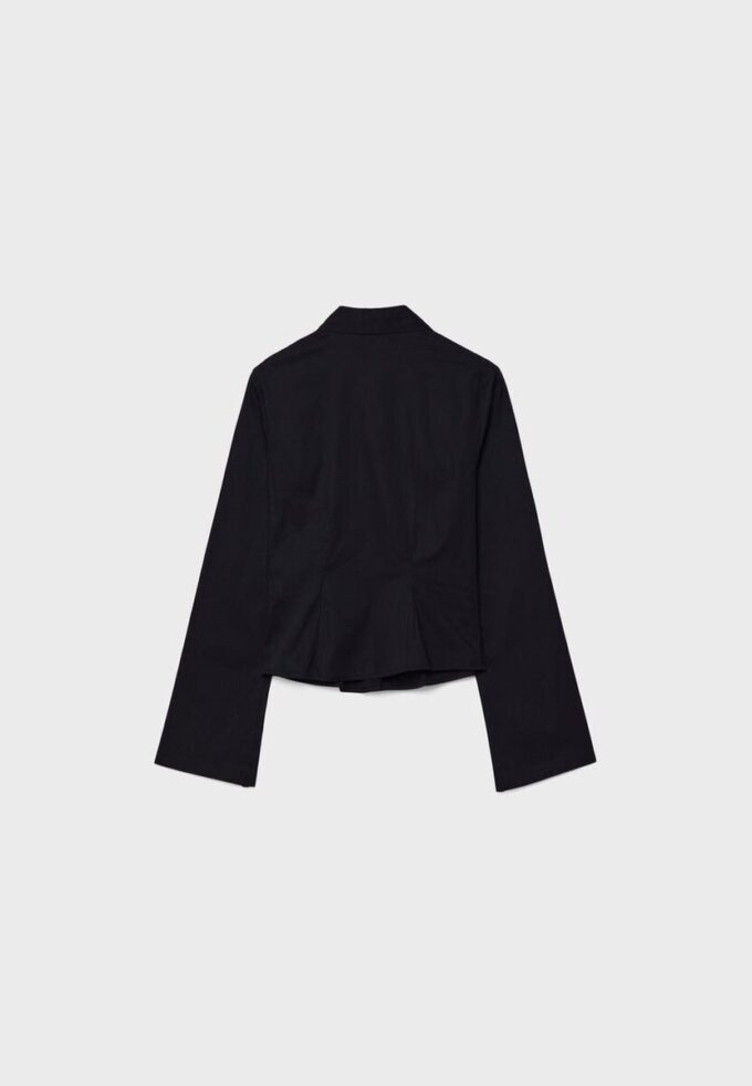 Tettsittende skjorte med vidde i ermene