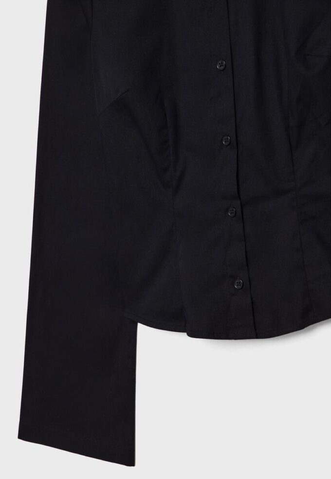 Tettsittende skjorte med vidde i ermene