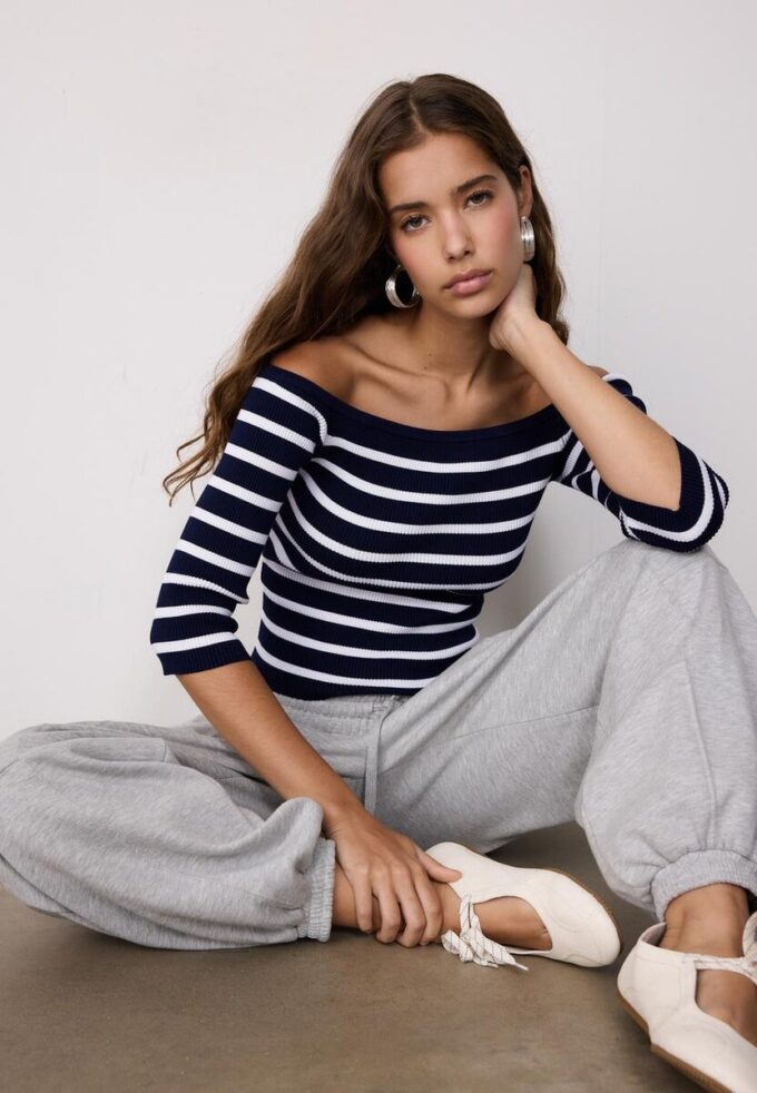 Tettsittende stripet strikkegenser