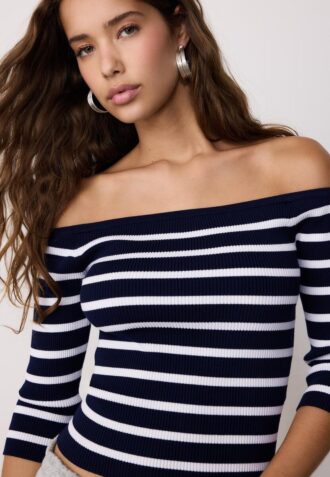 Tettsittende stripet strikkegenser