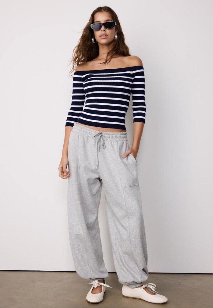 Tettsittende stripet strikkegenser