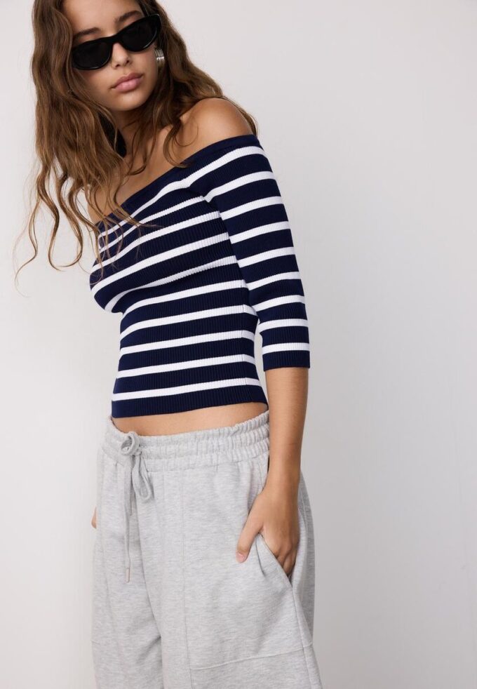 Tettsittende stripet strikkegenser