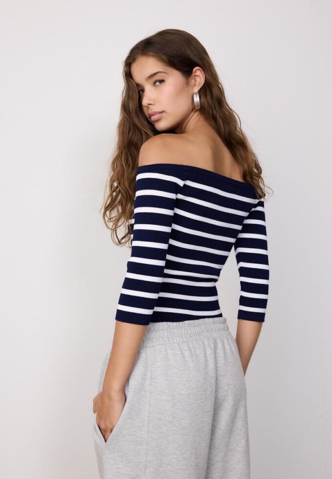 Tettsittende stripet strikkegenser