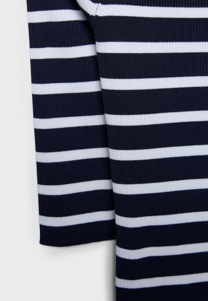 Tettsittende stripet strikkegenser