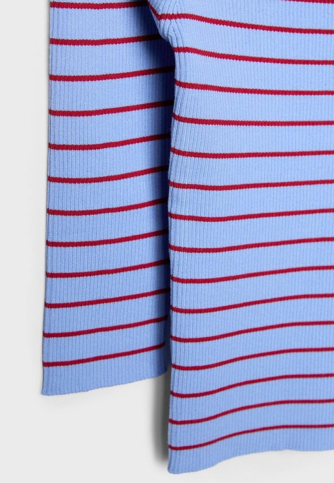 Tettsittende stripet strikkegenser