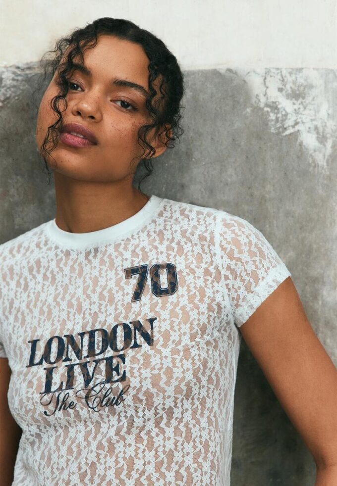 Tettsittende T-skjorte med blonder og grafisk detalj