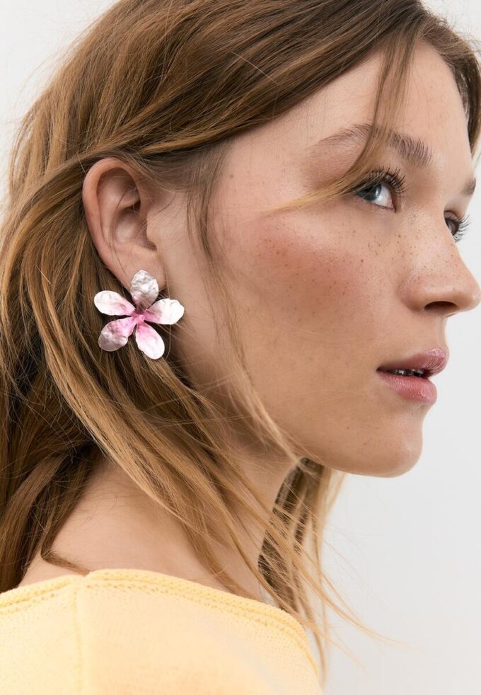 To-fargede blomsterøreringer