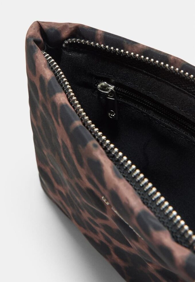 Toalettveske med leopardmønster og glidelås