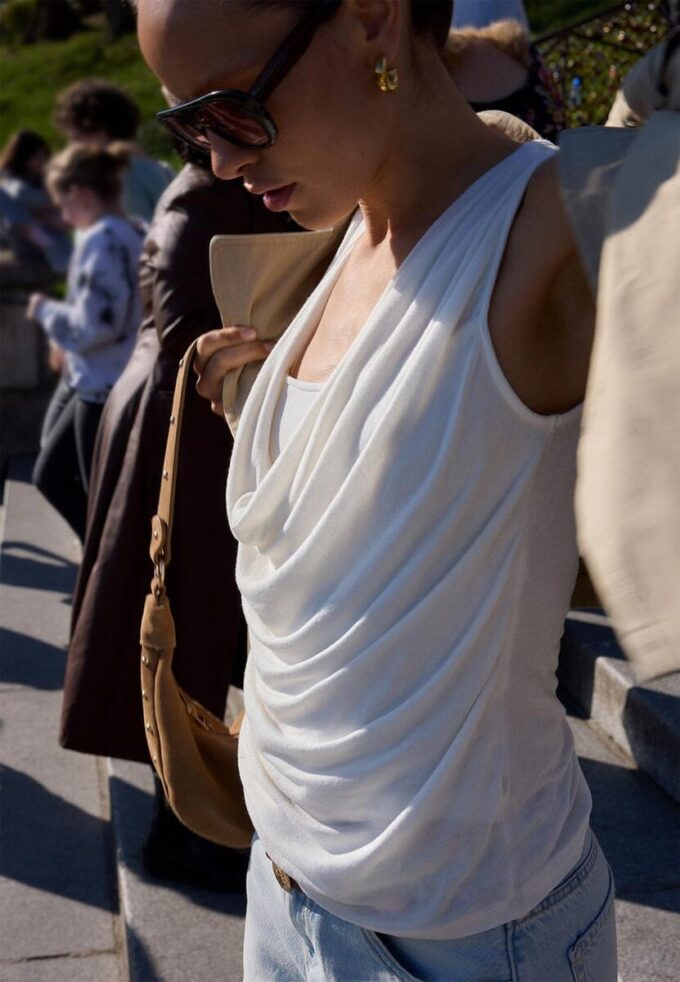 Top med drapert hals i to lag