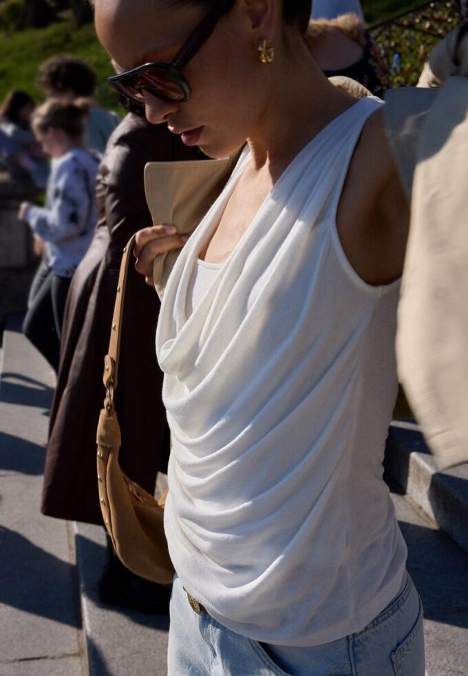 Top med drapert hals i to lag