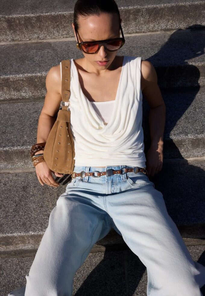 Top med drapert hals i to lag