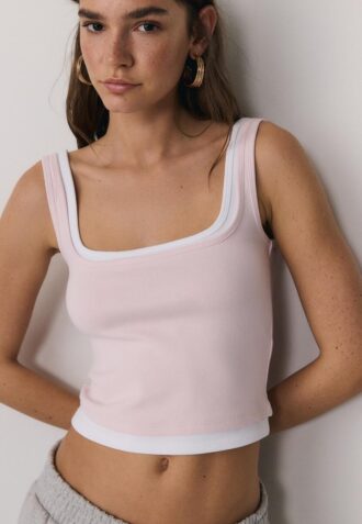 Top med firkantet hals og to-delt effekt