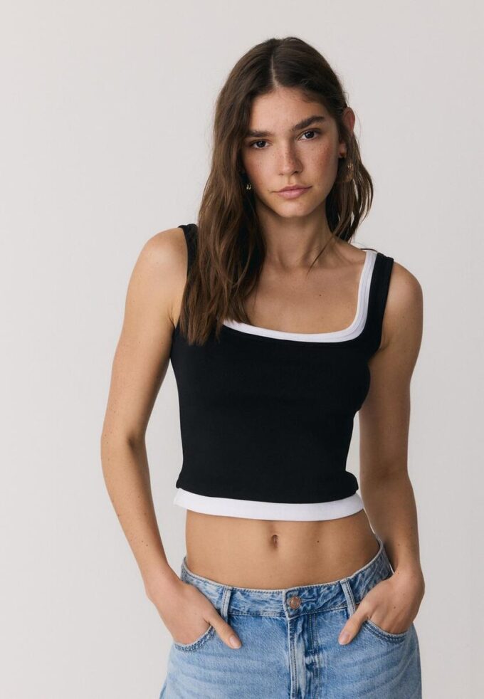 Top med firkantet hals og to-delt effekt