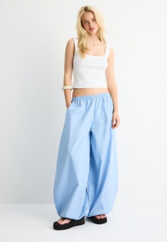 Top med firkantet hals og to-delt effekt