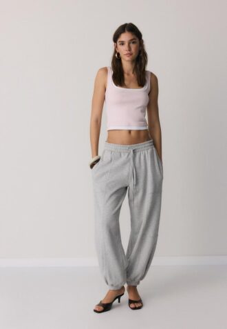 Top med firkantet hals og to-delt effekt