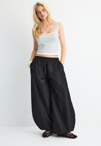 Top med firkantet hals og to-delt effekt