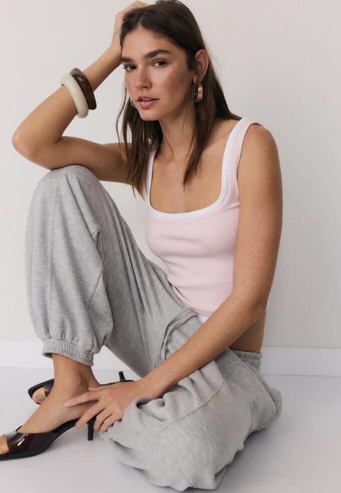 Top med firkantet hals og to-delt effekt