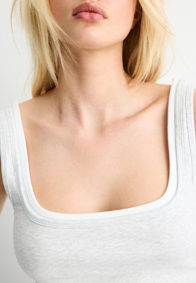 Top med firkantet hals og to-delt effekt