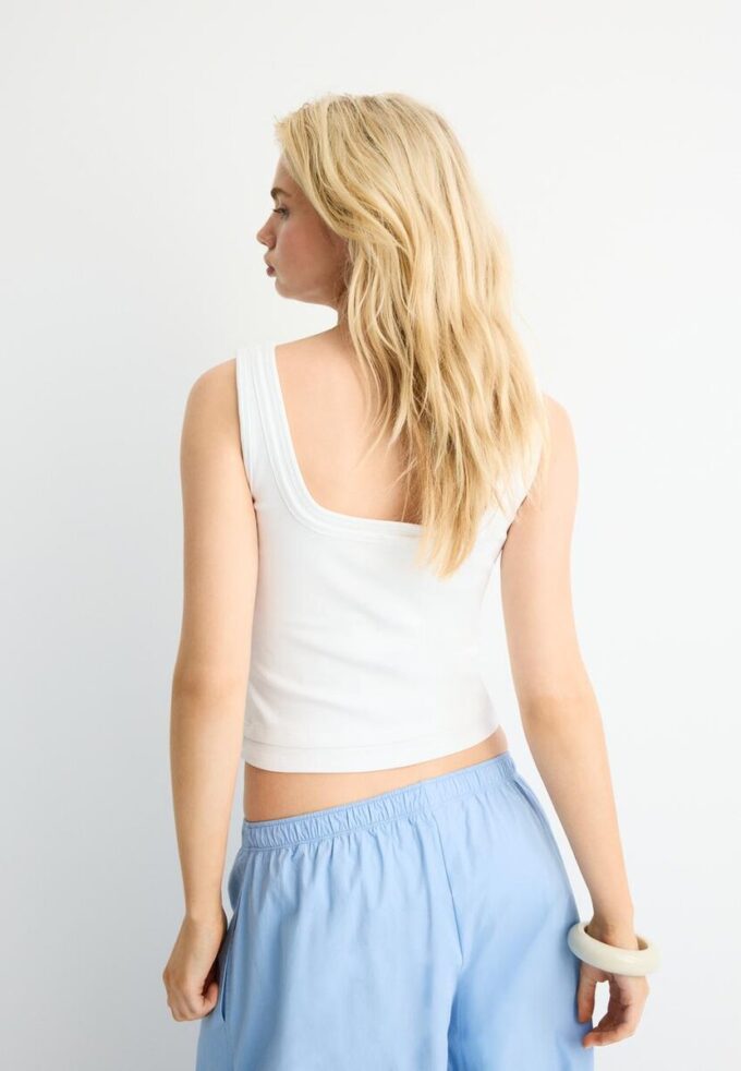 Top med firkantet hals og to-delt effekt