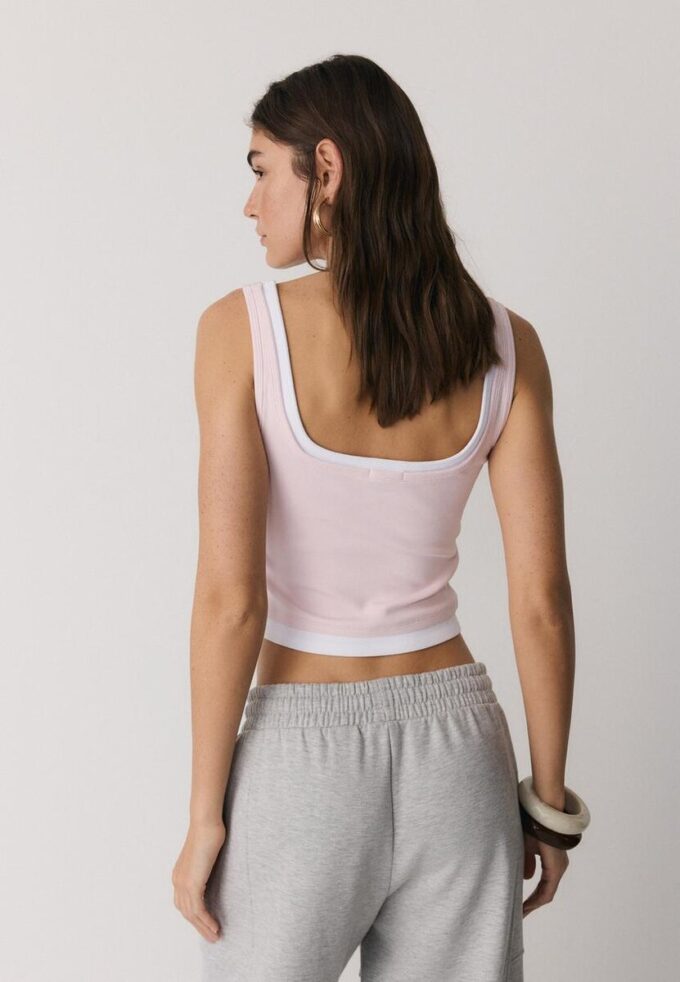 Top med firkantet hals og to-delt effekt