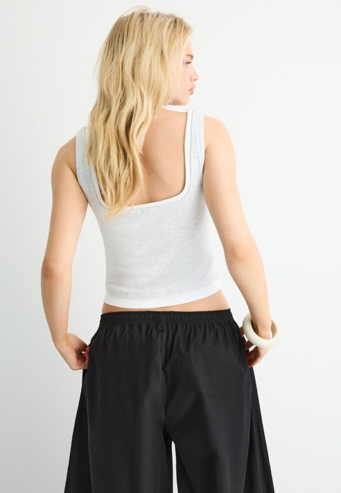 Top med firkantet hals og to-delt effekt