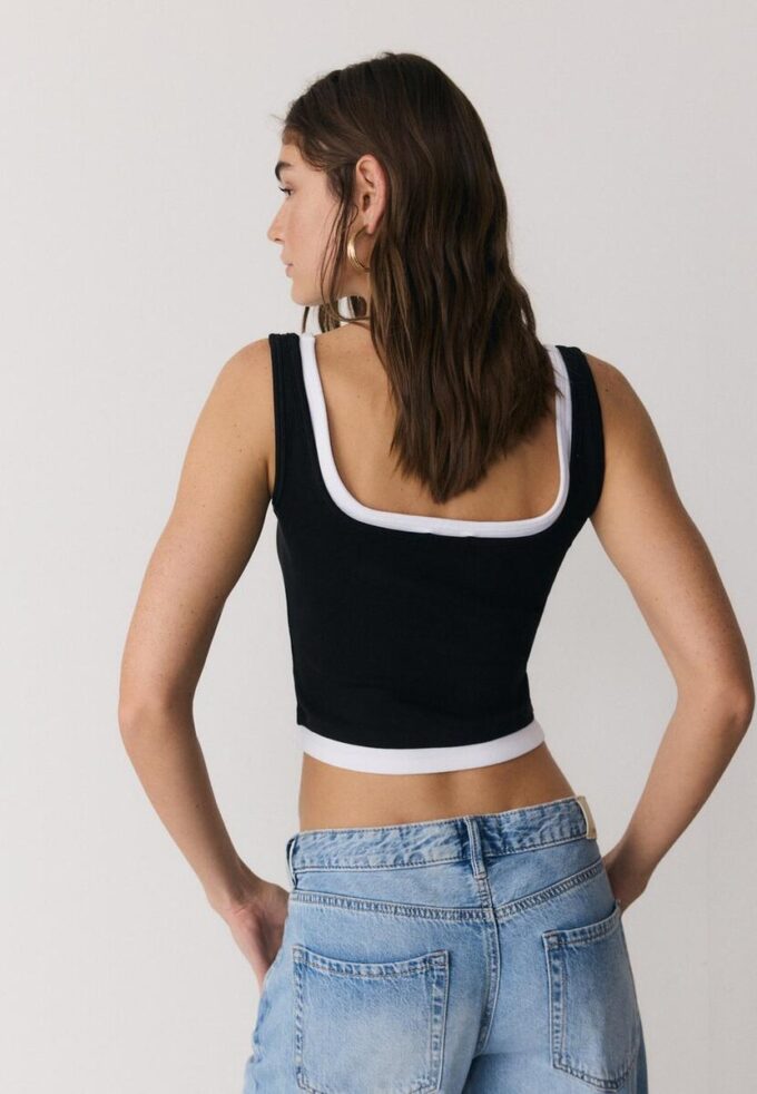 Top med firkantet hals og to-delt effekt