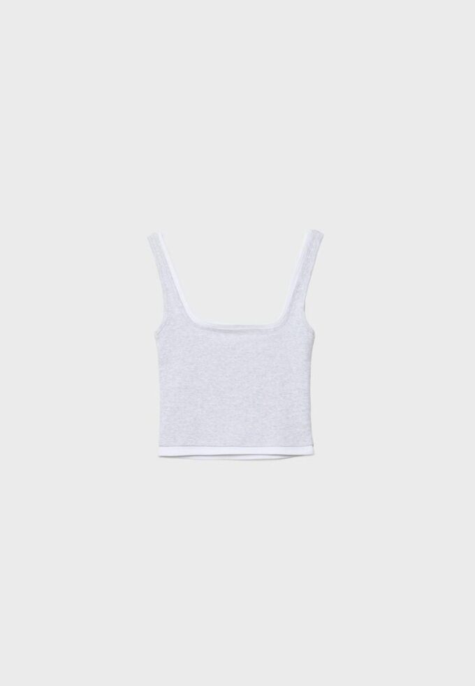 Top med firkantet hals og to-delt effekt