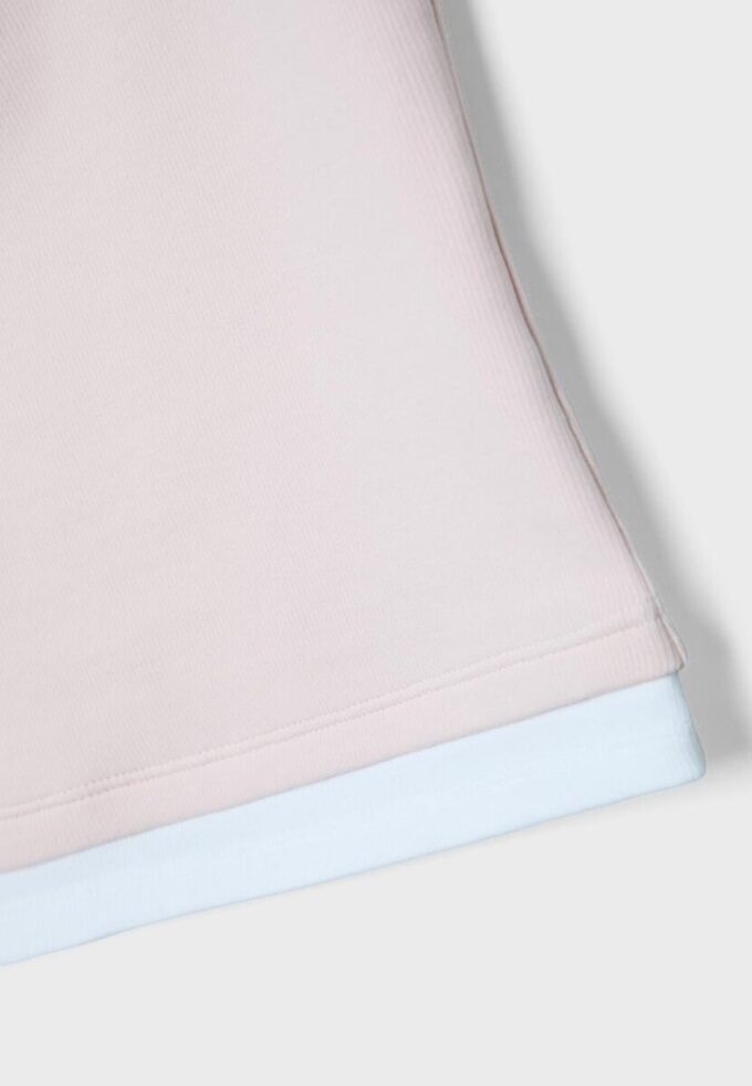 Top med firkantet hals og to-delt effekt