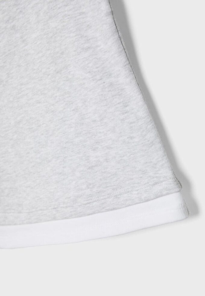 Top med firkantet hals og to-delt effekt