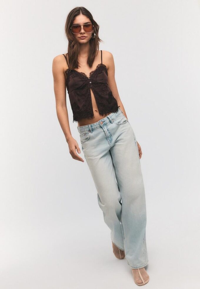 Top med stropper i satengblonder