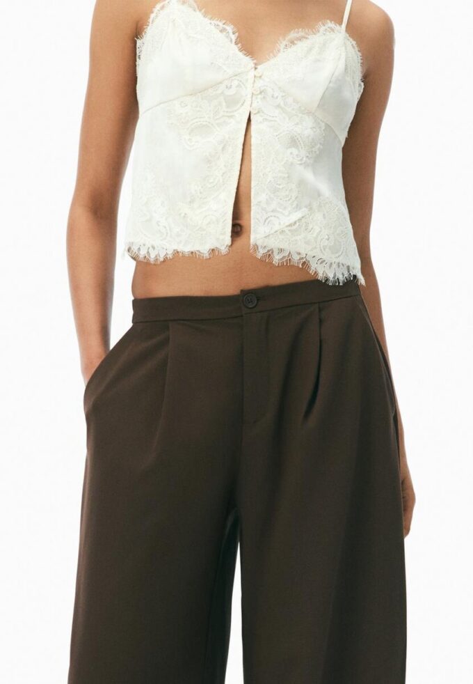 Top med stropper i satengblonder