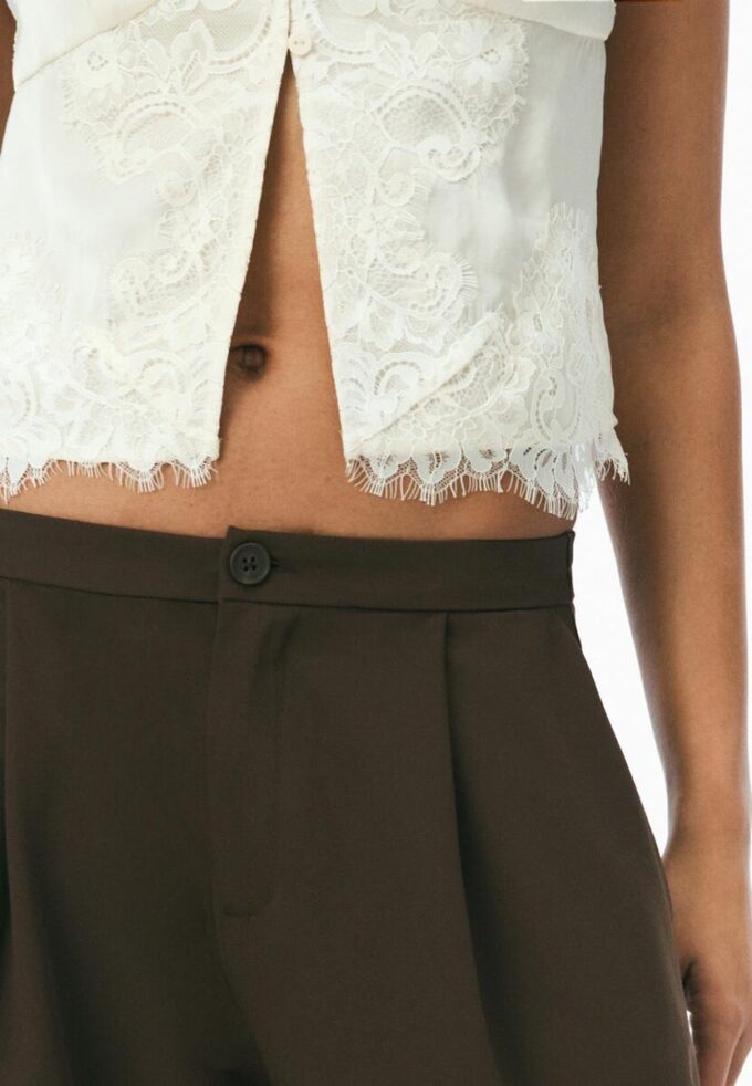 Top med stropper i satengblonder