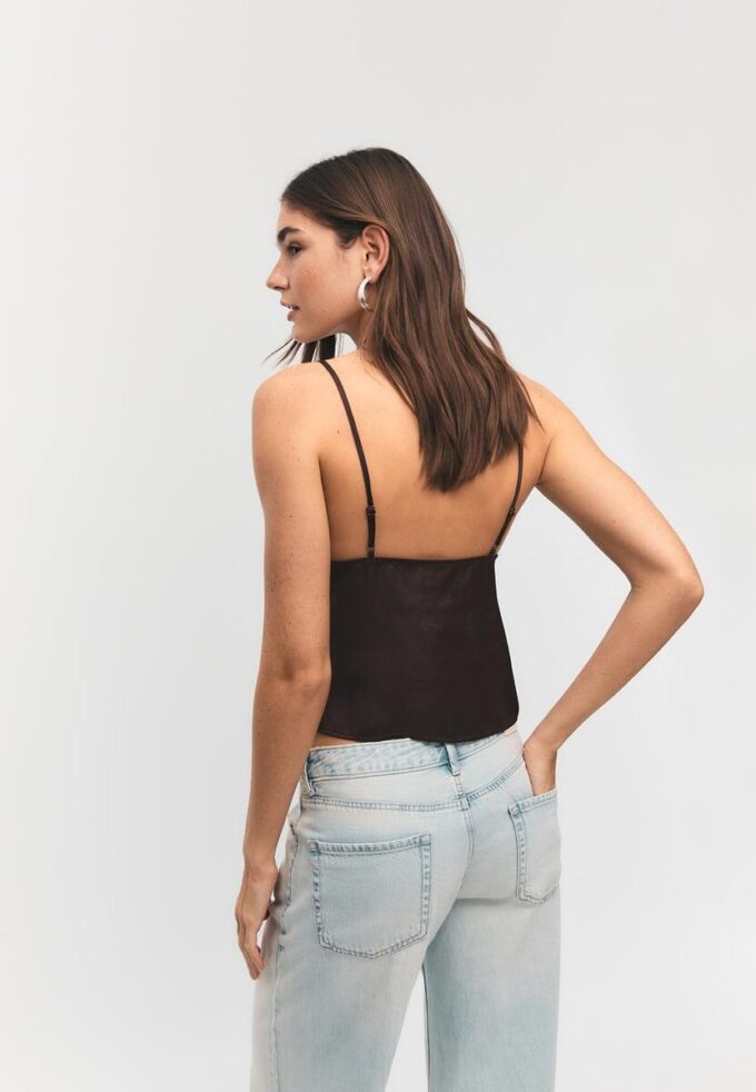 Top med stropper i satengblonder