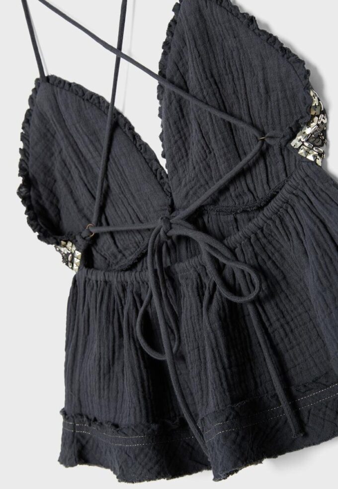 Top med volanger og perler