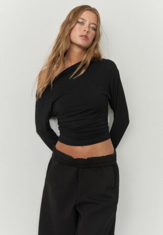 Topper med asymmetrisk hals