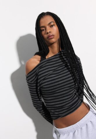 Topper med asymmetrisk hals