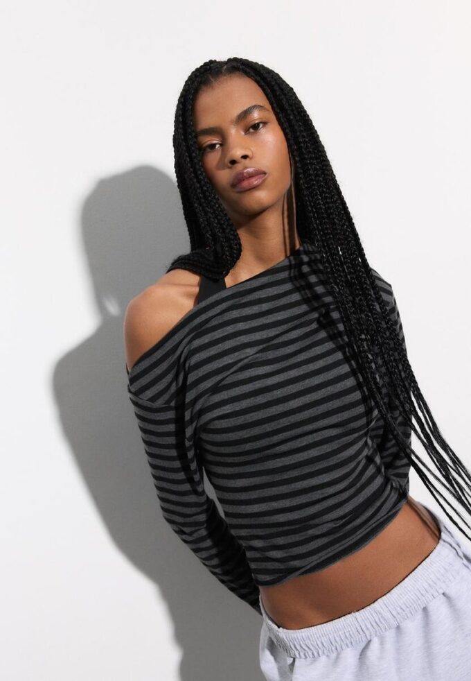 Topper med asymmetrisk hals