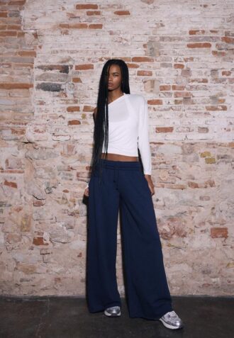 Topper med asymmetrisk hals