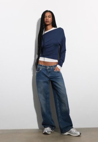 Topper med asymmetrisk hals