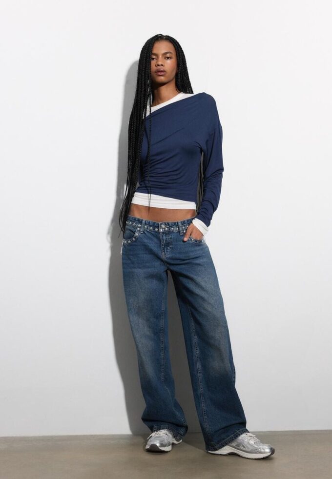 Topper med asymmetrisk hals