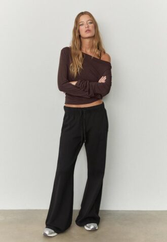 Topper med asymmetrisk hals