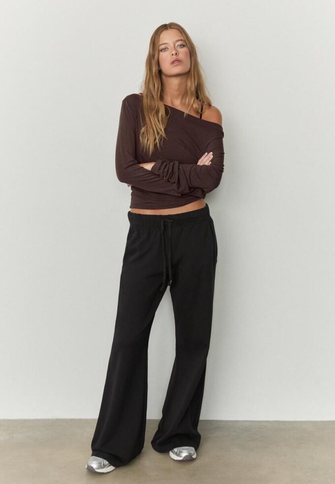 Topper med asymmetrisk hals