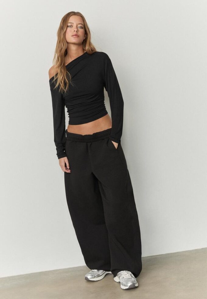 Topper med asymmetrisk hals