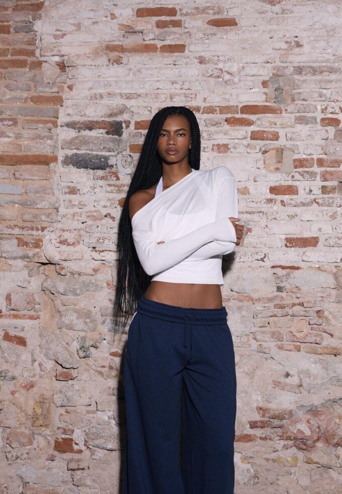 Topper med asymmetrisk hals