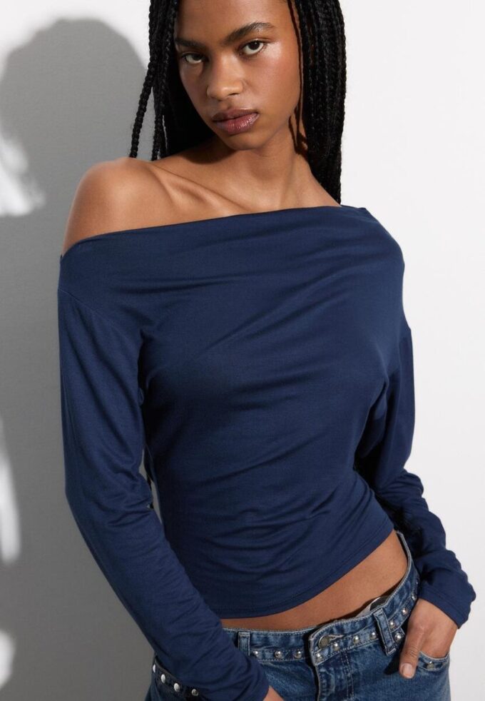 Topper med asymmetrisk hals