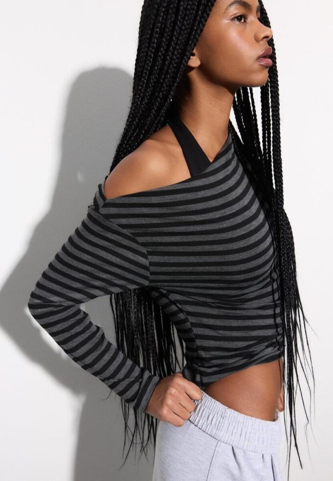 Topper med asymmetrisk hals