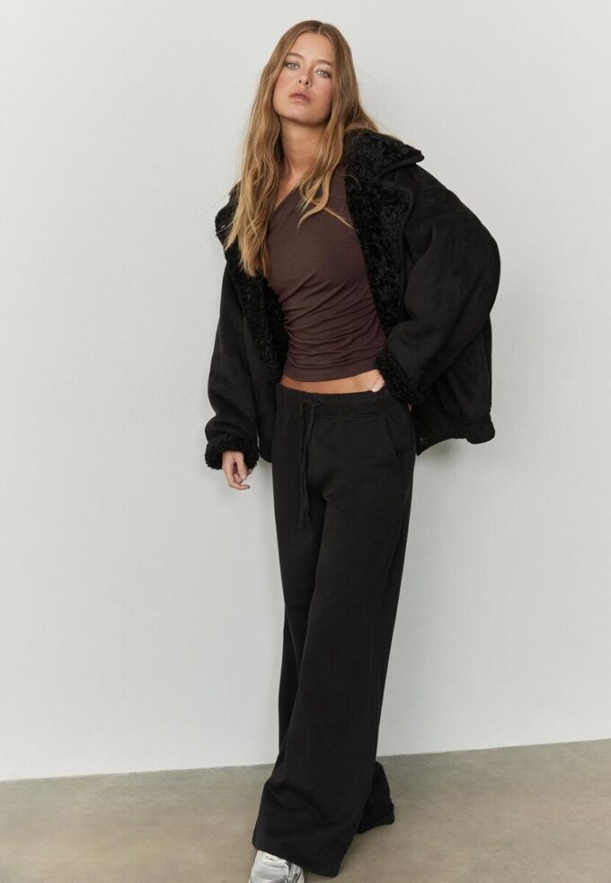 Topper med asymmetrisk hals