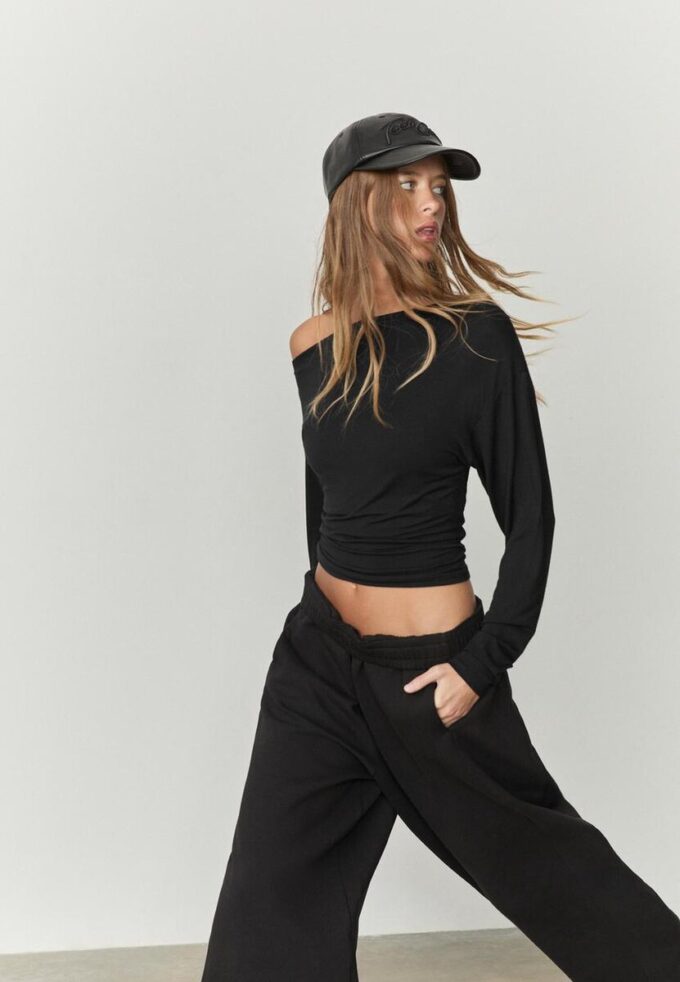 Topper med asymmetrisk hals