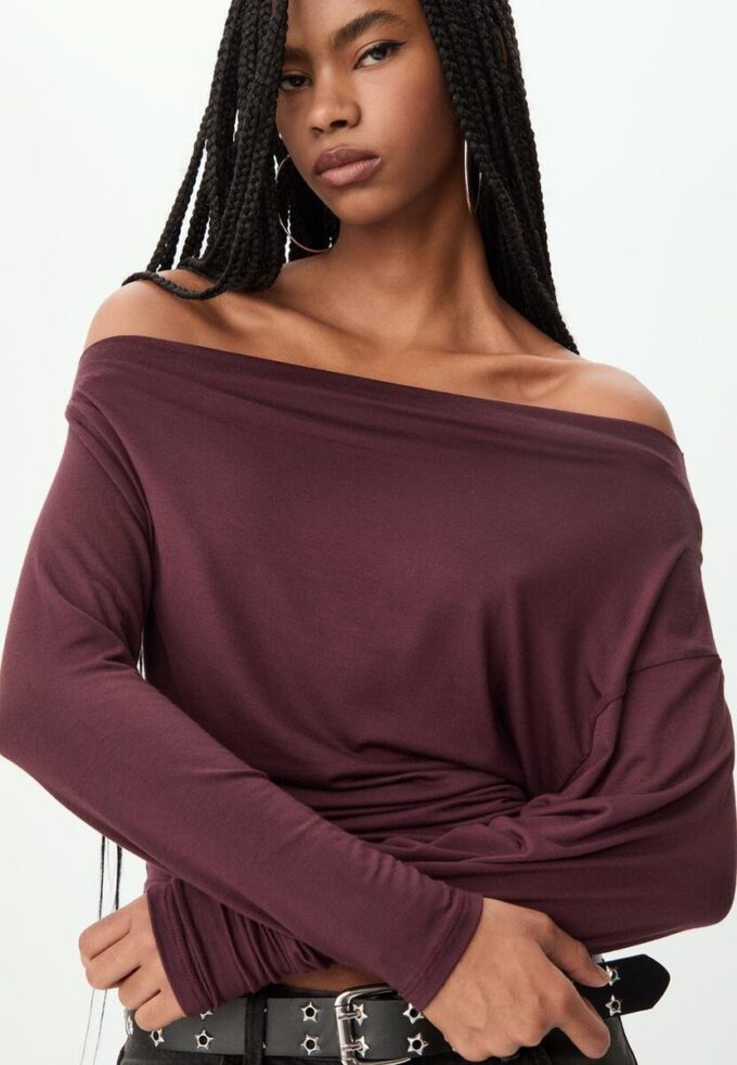 Topper med asymmetrisk hals